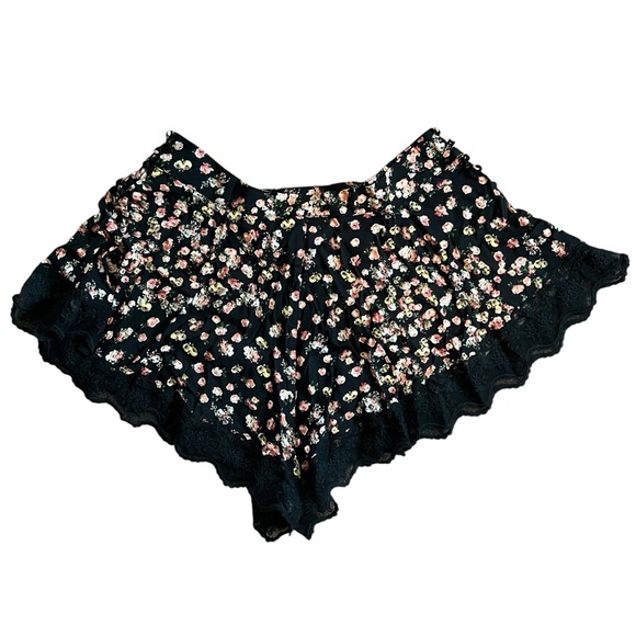 NWOT FREE PEOPLE Women’s Black Floral Lace Trim Bloomer Shorts Size XS - Picture 5 of 6